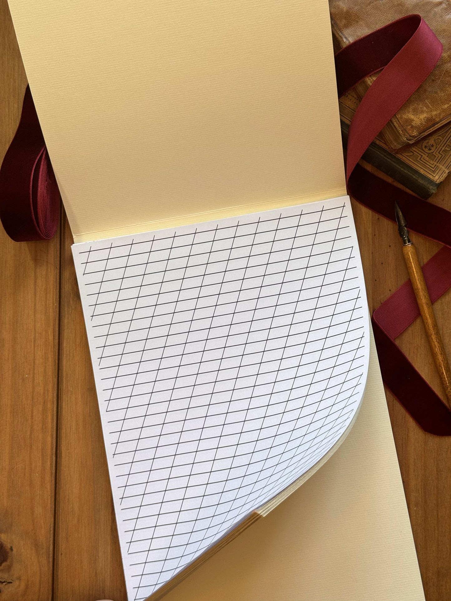 Kit de correspondance : bloc de papier à lettres et enveloppes - avec un guide d’écriture italique