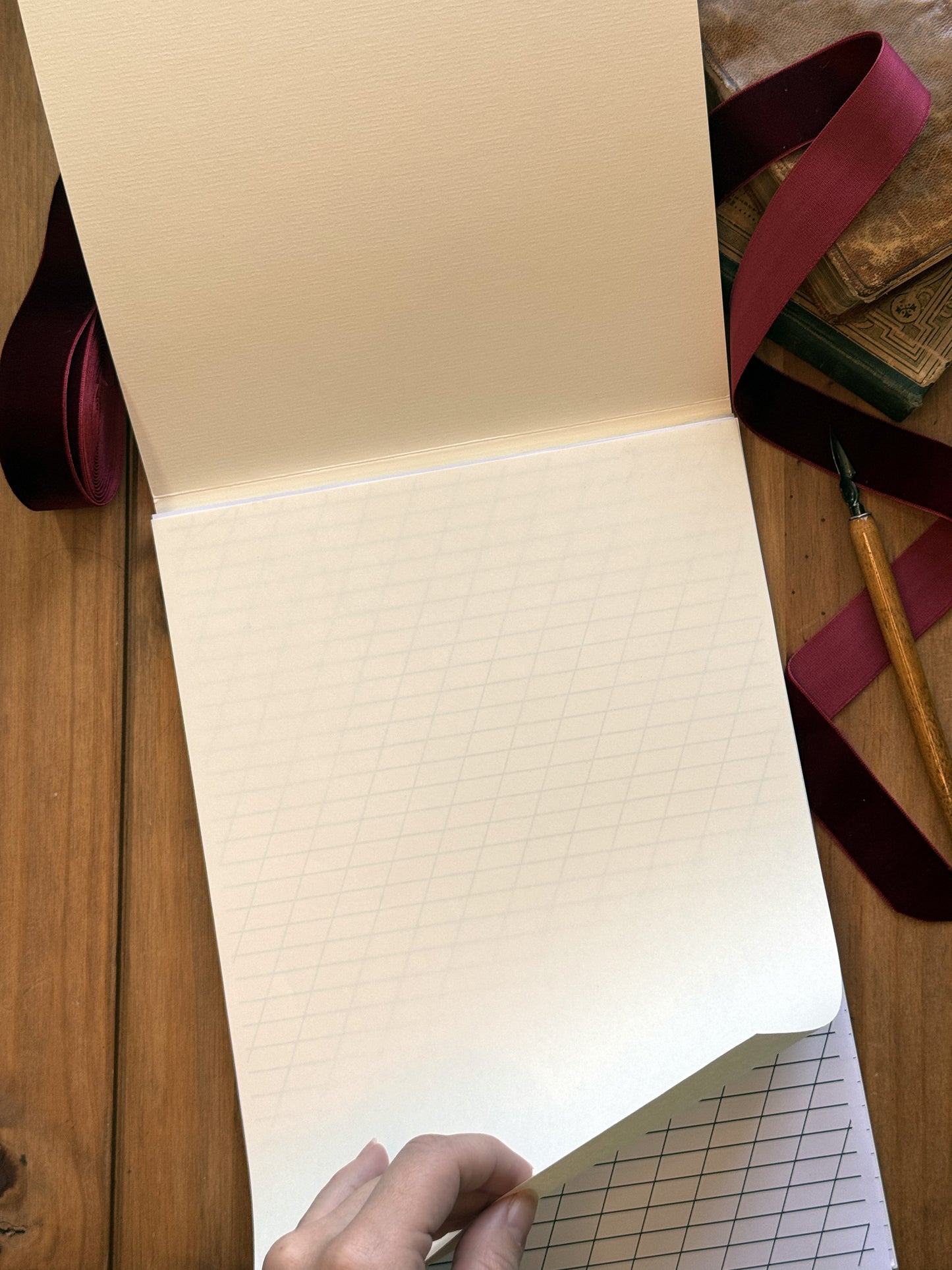 Kit de correspondance : bloc de papier à lettres et enveloppes - avec un guide d’écriture italique