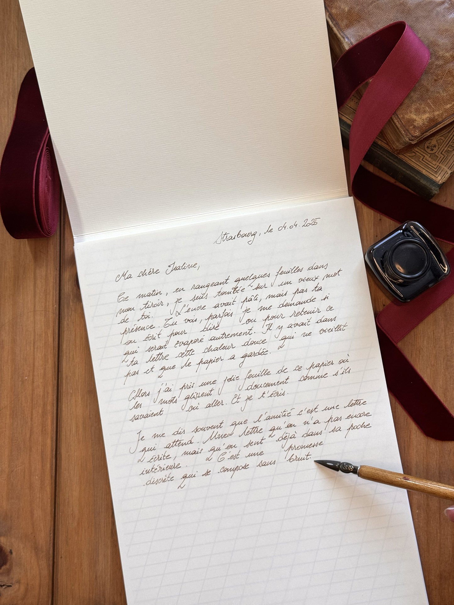 Kit de correspondance : bloc de papier à lettres et enveloppes - avec un guide d’écriture italique