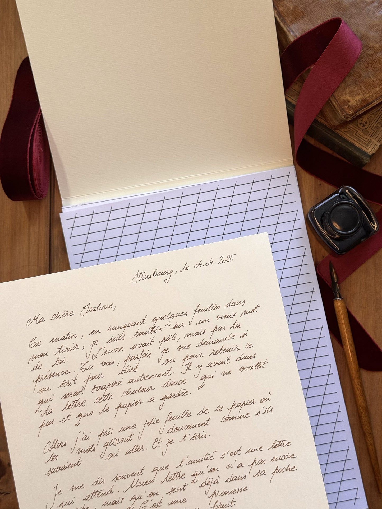 Kit de correspondance : bloc de papier à lettres et enveloppes - avec un guide d’écriture italique
