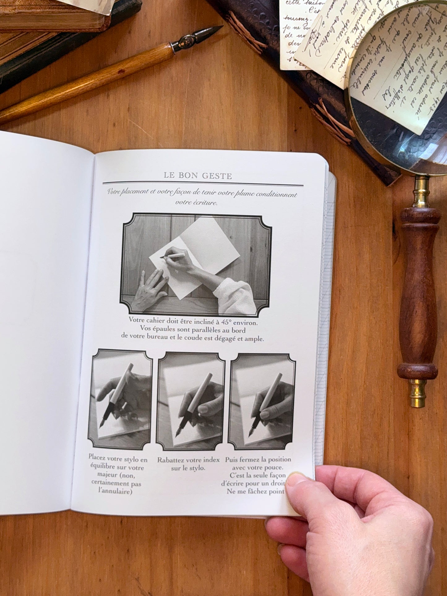 Cahier à grands carreaux obliques - entraînement à l'écriture manuscrite