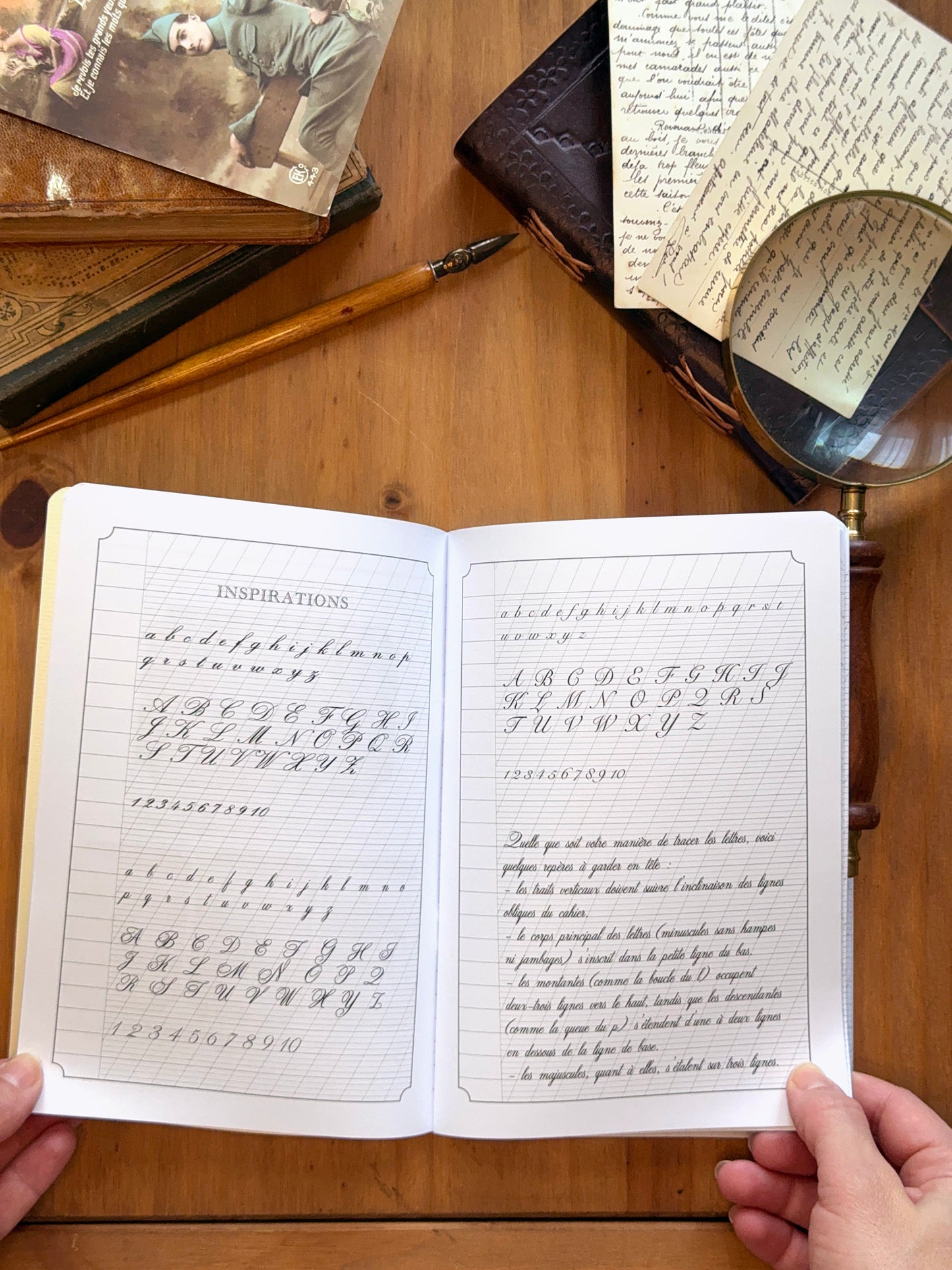 Cahier à grands carreaux obliques - entraînement à l'écriture manuscrite