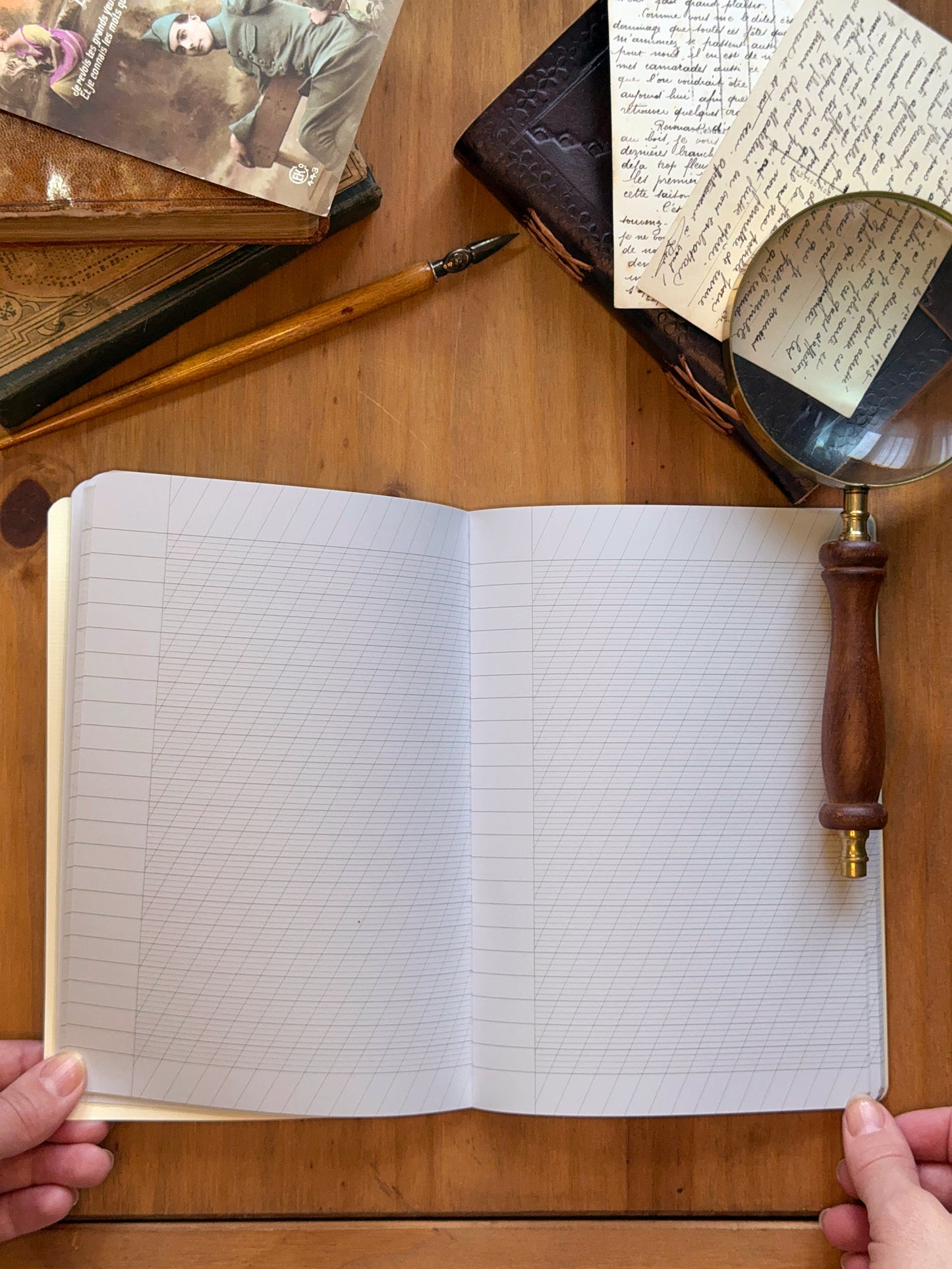 Cahier à grands carreaux obliques - entraînement à l'écriture manuscrite